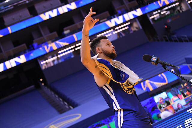 字母哥37分萨格斯32+9 雄鹿险胜魔术晋级四强